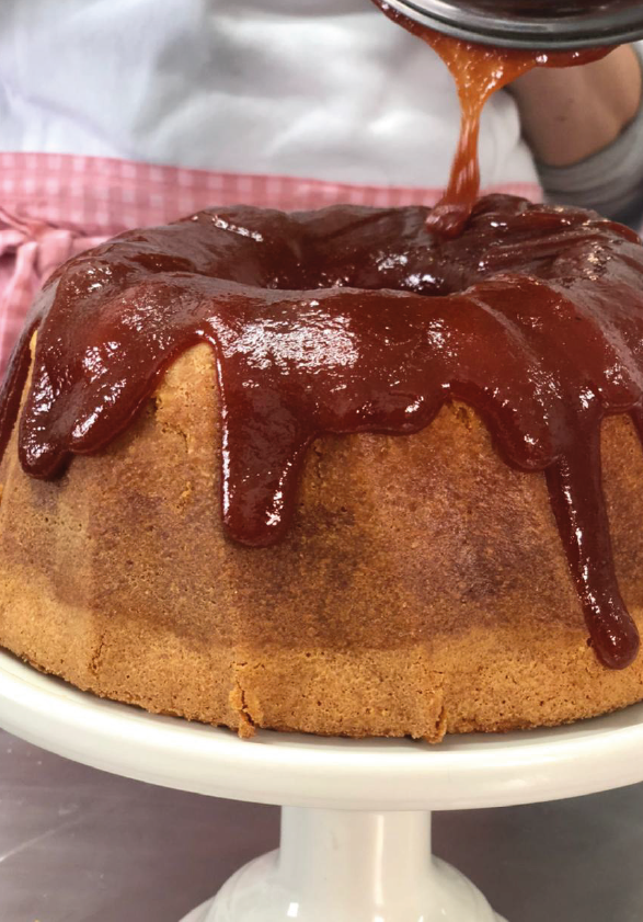 Bolo artesanal com acabamento delicado em tons rosé